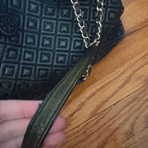 Quilted Chain-Handle Shoulder Bag - Black - Picture 4 of 7